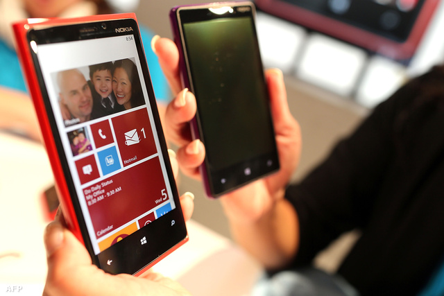 Nokia Lumia 920 (bal) és 820