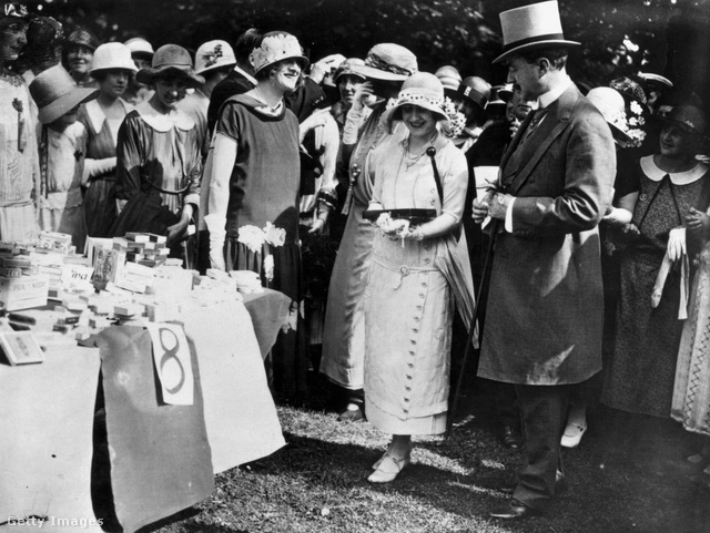 Erzsébet királyné, később anyakirályné (1900–2002) a Save the Children Fund adománygyűjtésén, 1924. július 11-én Londonban