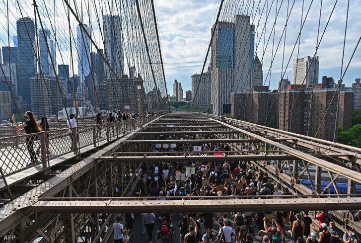 Több ezer vonul New Yorkban a Brooklin hídon George Floydra emlékezve 2020. június 4-én
