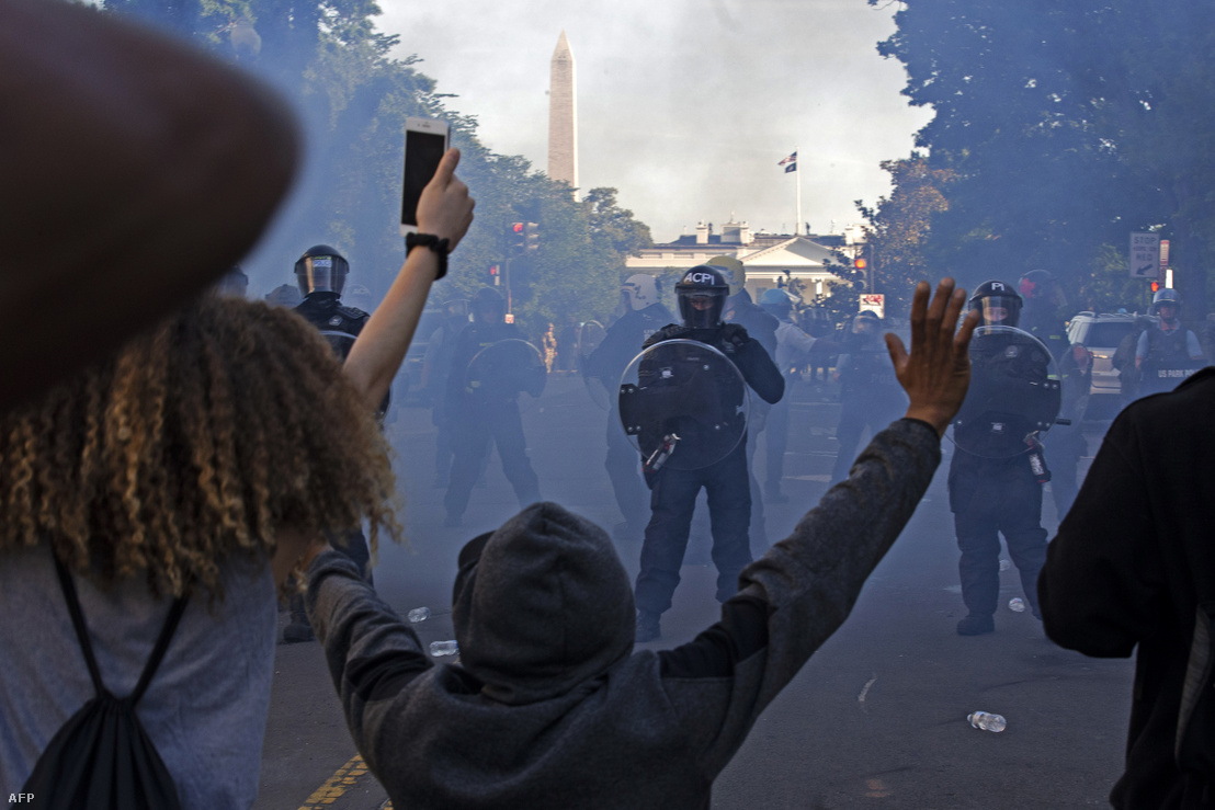 Rendőrök oszlatják könnygázzal a tüntetőket Washingtonban, a Fehér Ház közelében 2020. június 1-én