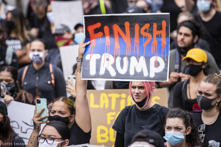Trump-ellenes tábla az utóbbi napok egyik New York-i tüntetésén