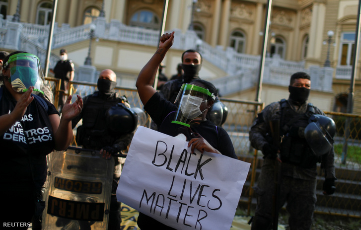 Tüntetés a brazil rendőrségi erőszak és rasszizmus ellen Rio de Janeiróban 2020. május 31-én