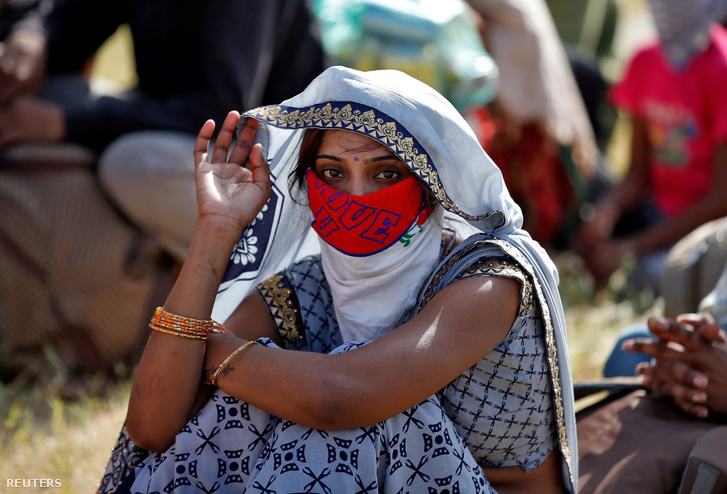 Közlekedési eszközre várakozó nő Ahmedabadban, május 17-én