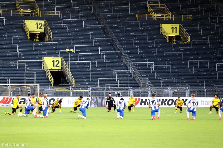 A George Floydra emlékező focisták a Dortmund-Hertha előtt.