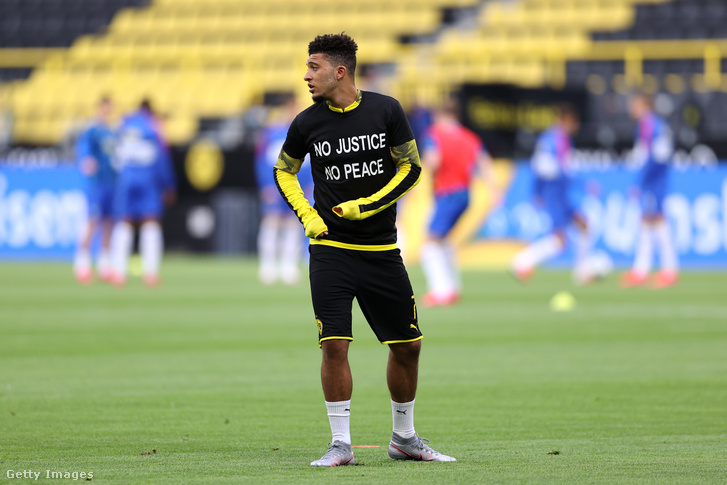 Jadon Sancho melegít a George Floydra emlékező pólóban. : Lars Baron / Getty Images Hungary