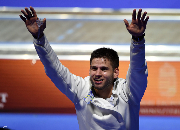 A 2019-es, budapesti világbajnokságon megszerezett aranyérmét ünneplő Siklósi Gergely.