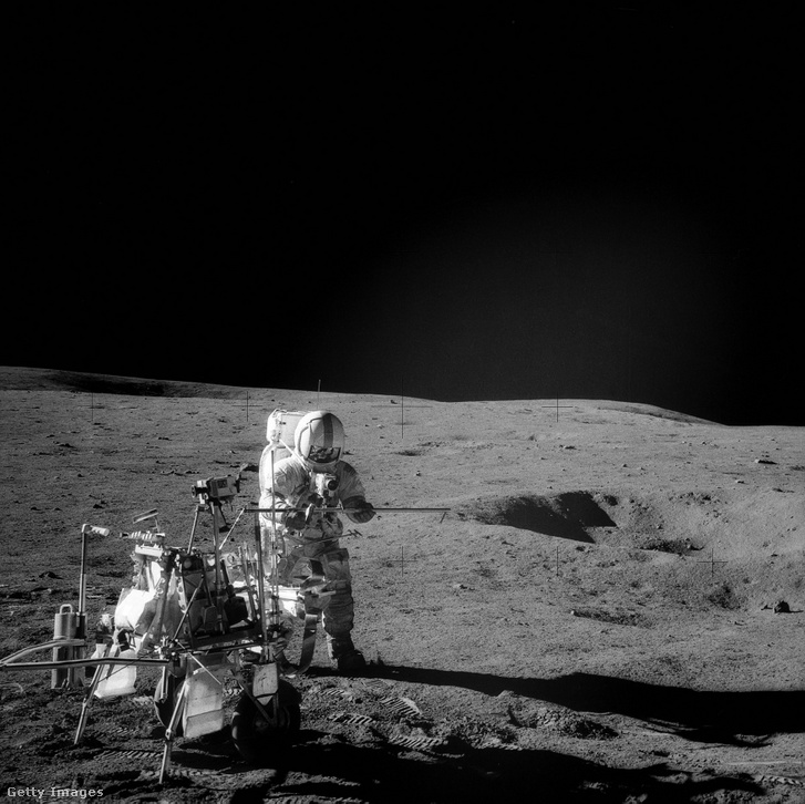 Alan Shepard a Holdon, még golfütő nélkül.