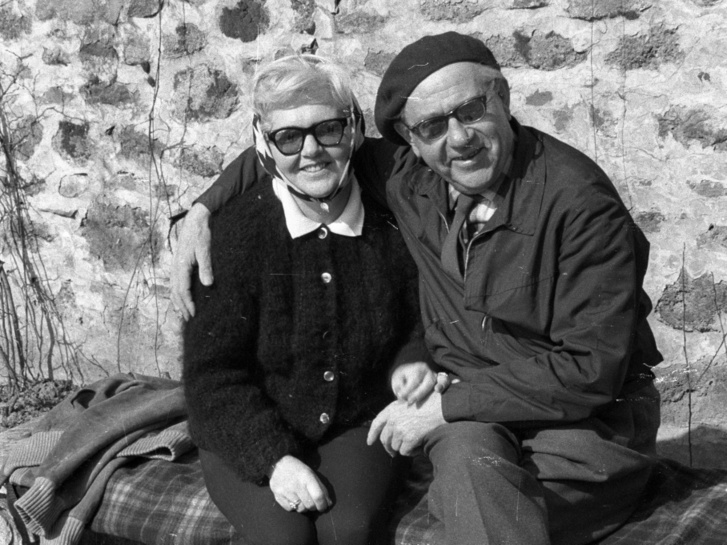 A szigligeti Esterházy kastély parkjában feleségével, Piller Edittel 1966.