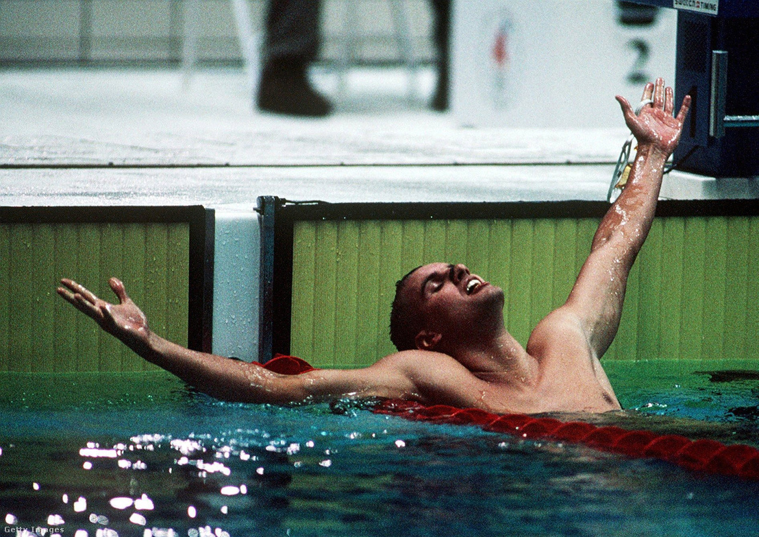 Atlanta, 1996. július 25. Czene Attila, a 200 m-es vegyes úszás olimpiai bajnoka a célba érkezés után.