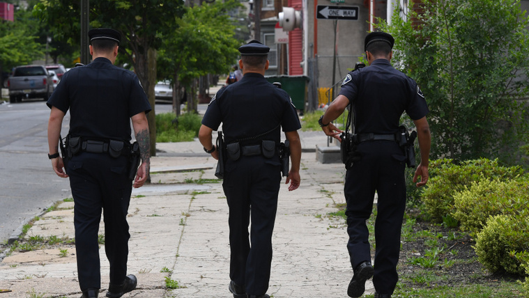 Rendőrök járőröznek 2017 májusában a New Jersey-ben található Camden utcáin