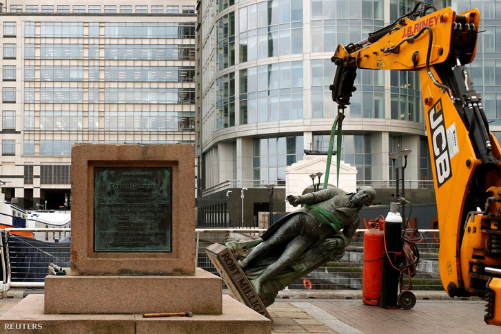 Robert Milligan szobrát eltávolítják London egyik közteréről 2020. június 9-én.