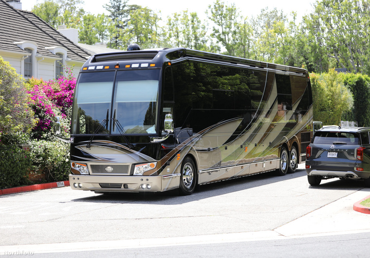 Ezzel a busszal utaztak, ami Biebernek valószínűleg nem idegen környezet: klasszikus turnébusz-külleme van.