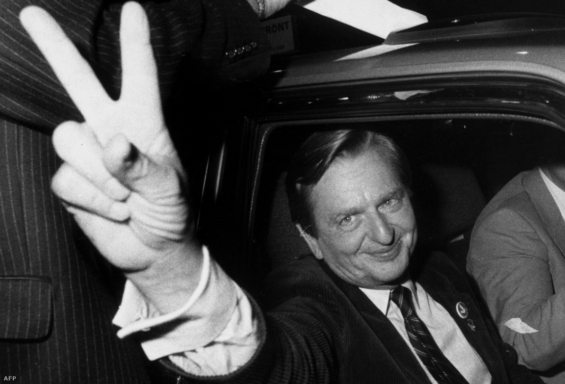 Olof Palme mutatja a győzelem jelét, miután a Szociáldemokraták megnyerték a választást 1982. szeptember 19-én