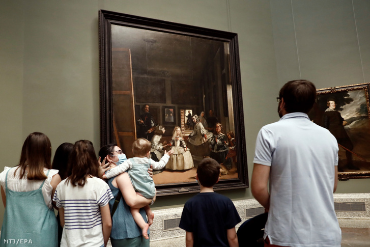 Látogatók állnak Diego Velázquez spanyol festőművész (1599-1660) Az udvarhölgyek (Las Meninas) című festménye előtt az újranyitott madridi Prado Múzeumban 2020. június 6-án