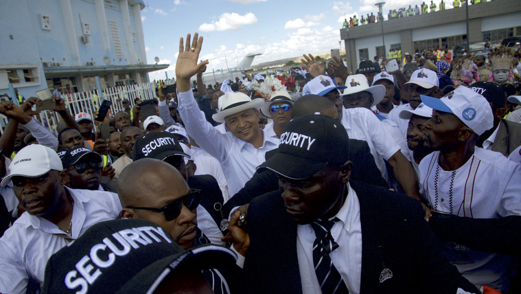Katumbi (középen, integetve) tavalyi visszatérésekor Fotó: Junior KANNAH / AFP