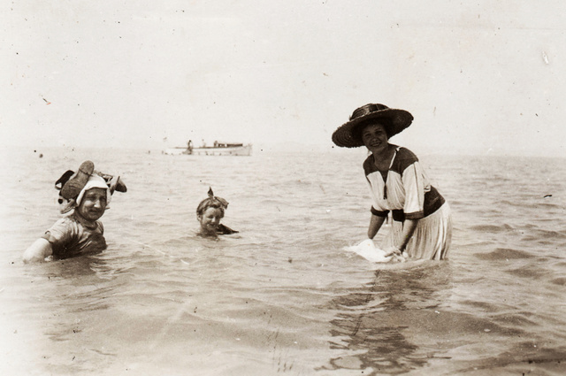 Fürdőző nők a Balatonban, Siófok 1921