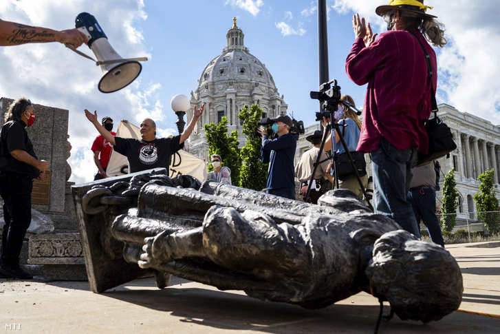 Kolumbusz Kristóf ledöntött szobra hever a földön a Minnesota állambeli St. Paulban 2020. június 10-én