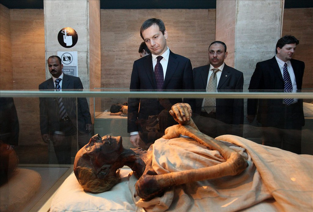 A hivatalos egyiptomi látogatáson tartózkodó Bajnai Gordon miniszterelnök megtekint egy múmiát az Egyiptomi Múzeumban, Kairóban.