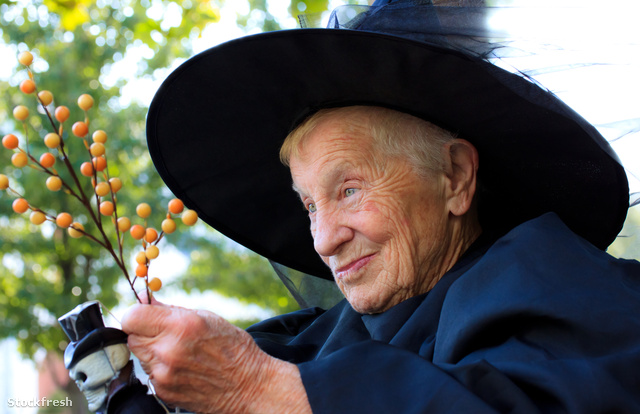 stockfresh 2028377 senior-lady-in-witch-costume sizeM