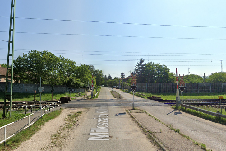 A baleset helyszíne a tatai Mikszáth Kálmán utcai vasúti átkelő