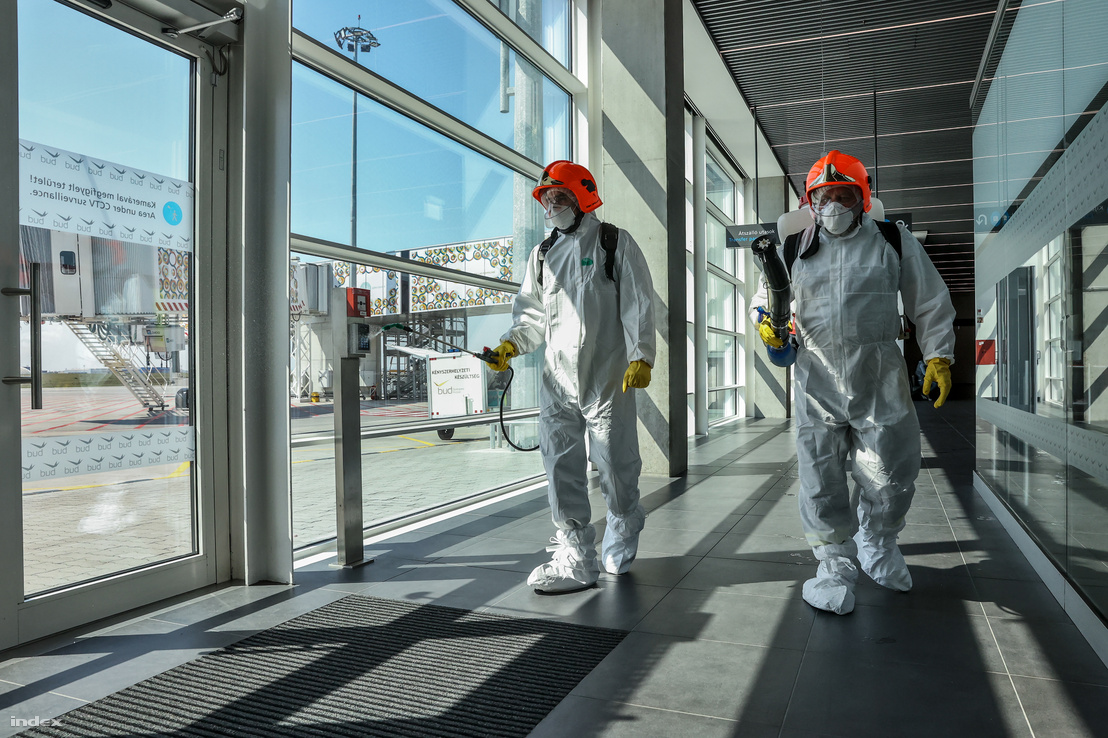 Személyzet fertőtlenít a Liszt Ferenc repülőtéren 2020. április 8-án