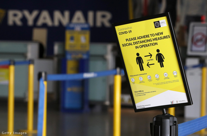 Ryanair check in pult koronavírus tájékoztató táblával Dublinban