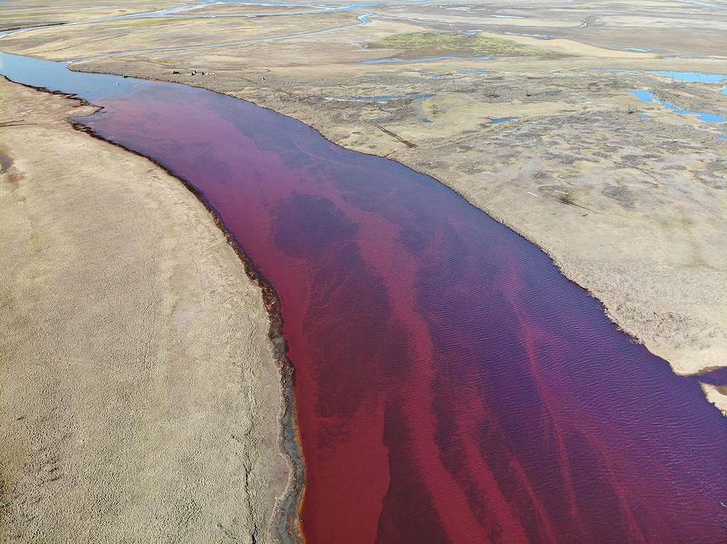 Az Ambarnaja folyót vörösre festette az olaj