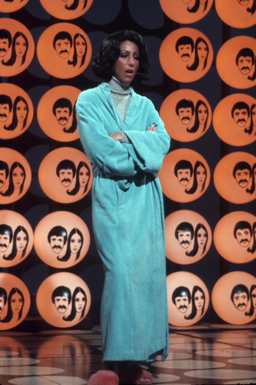 Rövid, fekete hajjal teljesen máshogy festett a The Sonny & Cher Comedy Hour színpadán 1974-ben.