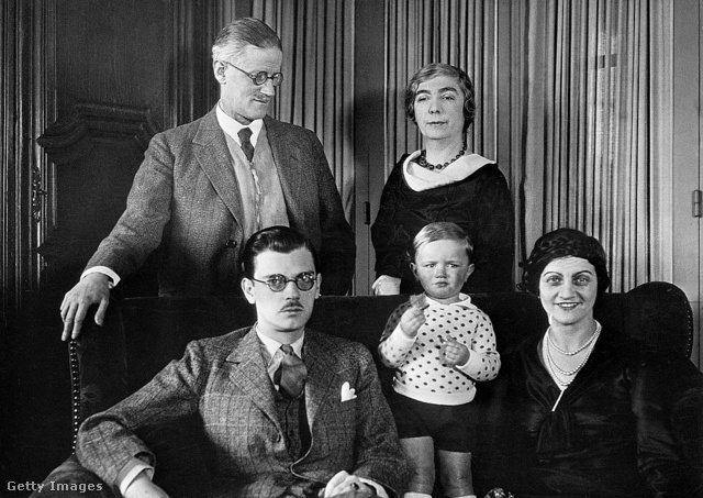 James Joyce feleségével, fiával, menyével és unokájával