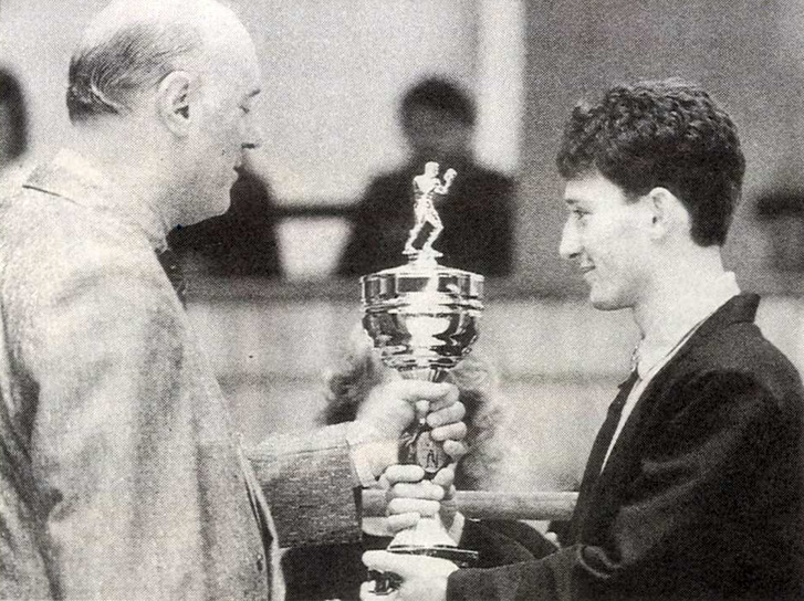 Sermer György, a szövetség elnöke adja át az 1990-es esztendő legjobb ökölvívójává választott Kovács Istvánnak a serleget. A tehetséges Vasas-bokszoló még egy különdíjat kapott - ő lett a bajnokság legtechnikásabb versenyzője is! Forrás: Képes Sport 1991 / Arcanum adatbázis