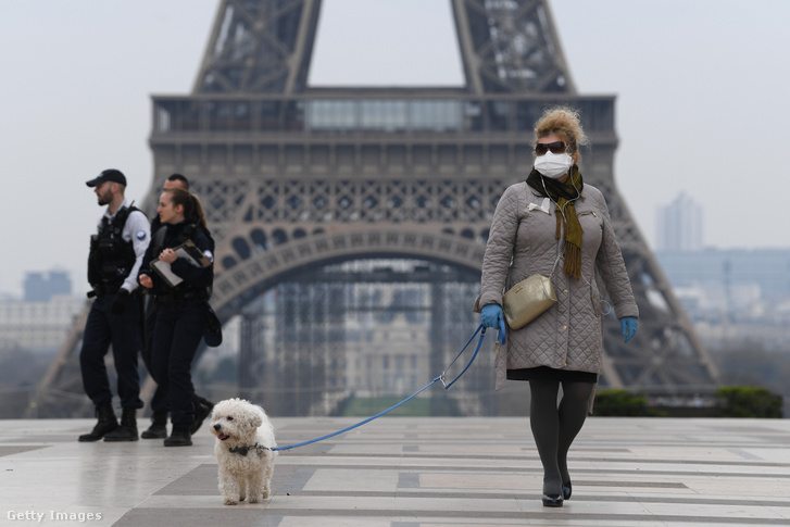 Maszkot viselő nő Párizsban 2020. március 18-án.