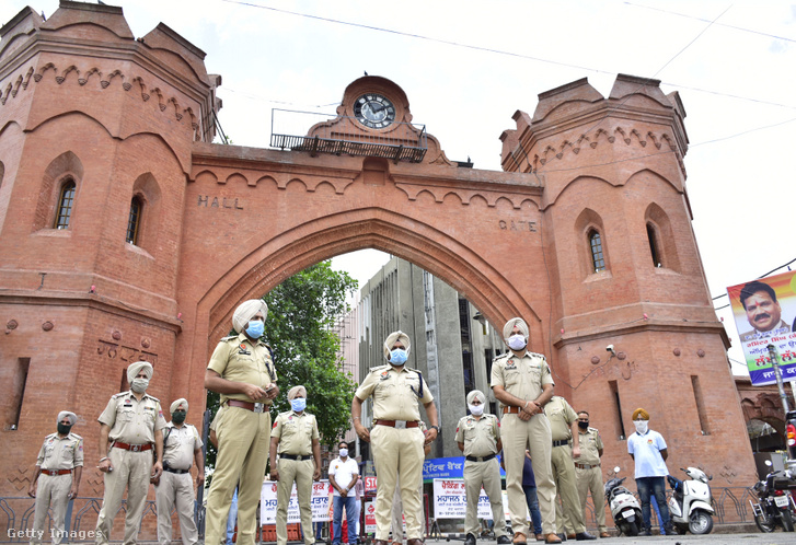 India Pandzsáb tartományának rendőrei ellenőrzik a kijárási korlátozást Amritsarban, 2020. június 13-án