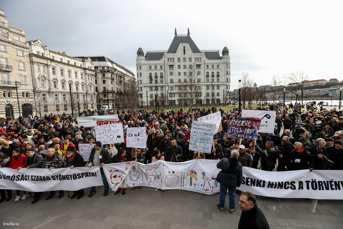 A Szabad bíróság! Szabad Gyöngyöspata! vonulós tüntetés résztvevői a Kossuth téren 2020. február 23-án. A demonstrációt a Szabad Bíróság Szabad Gyöngyöspata, az Amnesty International Magyarország, a TASZ, az 1 Magyarország Kezdeményezés, a Szociális Csomagküldő Mozgalom (Szocsoma), az Idetartozunk Egyesület és a Főnix Mozgalom szervezte.