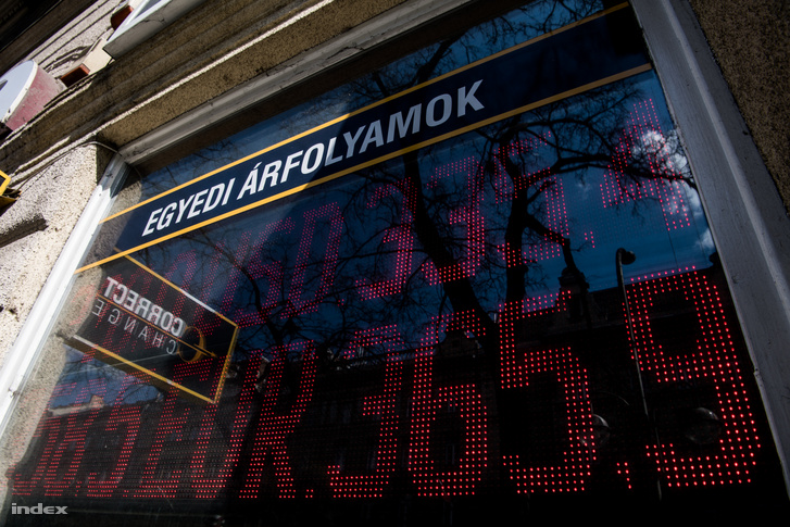 Történelmi mélypontok után a forint árfolyama is erősödött. A kép 2020. április 1-én készült egy budapesti valutaváltónál.