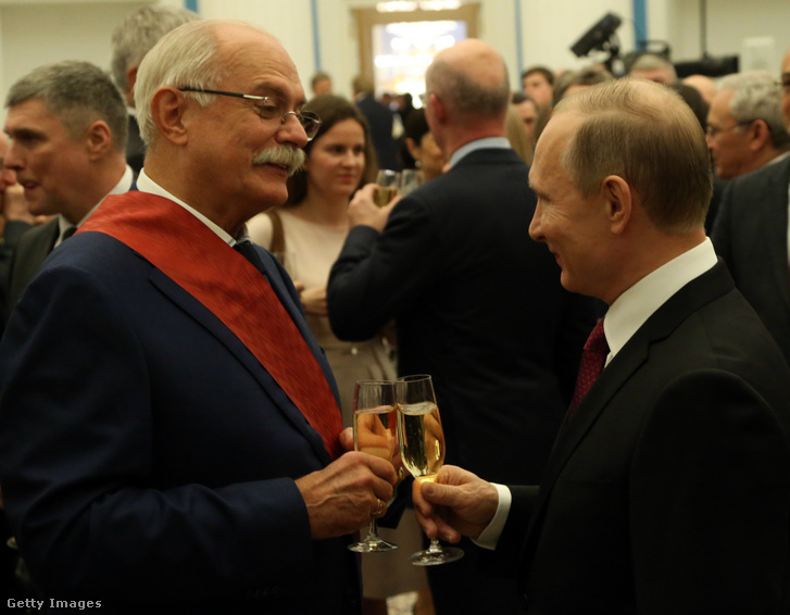 Nyikita Mihalkov és Vlagyimir Putyin egy díjosztó ünnepségen a Kremlben 2015 decemberében