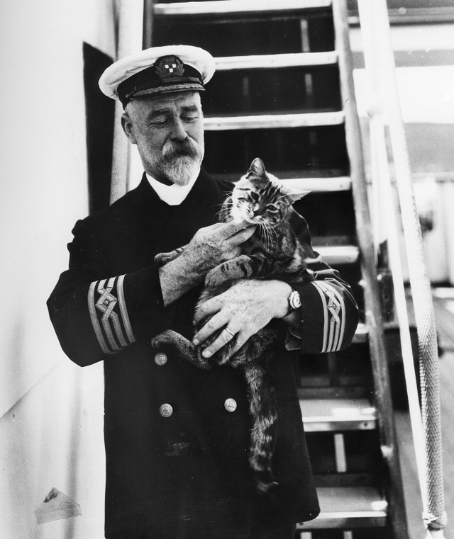 A. J. Hailey kapitány a C.P. R.M.S. Empress of Canada fedélzetén a macskával