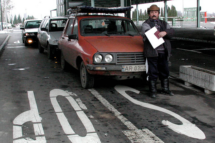 Átkelésre vár egy autós a magyar–román határon.