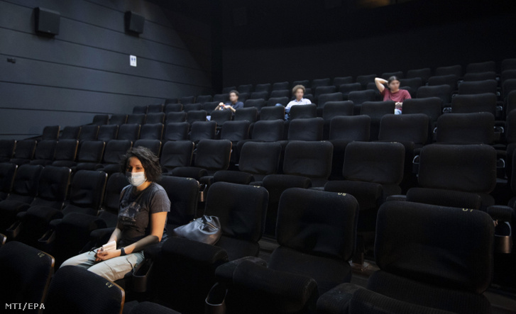 Nézők ülnek egymástól biztonságos távolságra egy római moziban 2020. június 15-én.