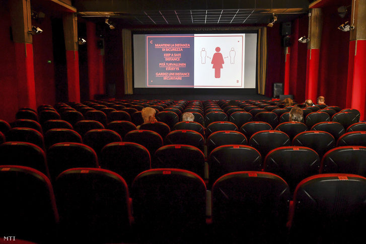A biztonságos távolságtartásról szóló kampányfilmet vetítenek a nézőknek a film előtt egy milánói moziban 2020. június 15-én.