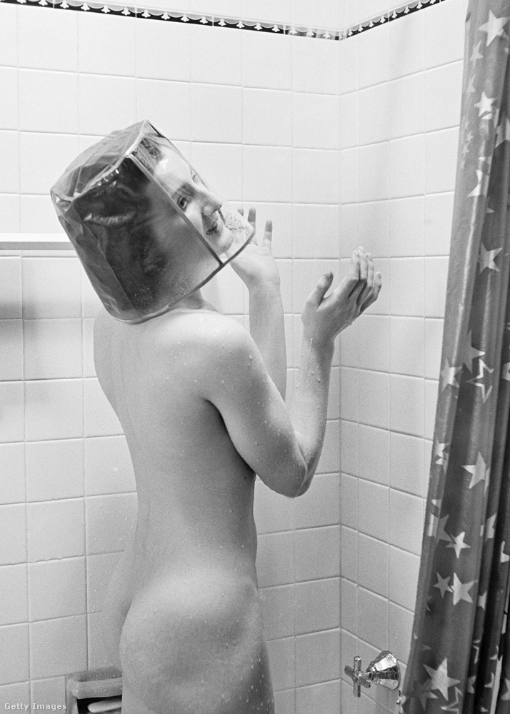 Frizuravédelem zuhanyozáshoz a korai '30-as évekből!
