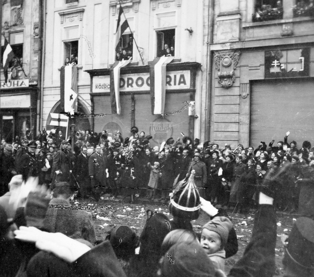 Horthy Miklós kormányzó bevonulása a kassai Fő térre, 1938. november 11.