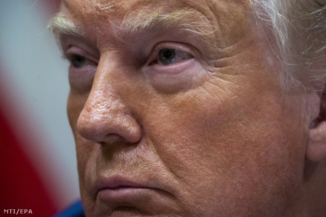 Donald Trump amerikai elnöknek az arcán látszik a virtuóz barnítózás