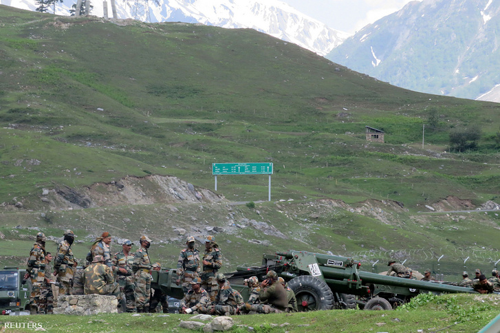 Indiai katonák a határszakasz közelében