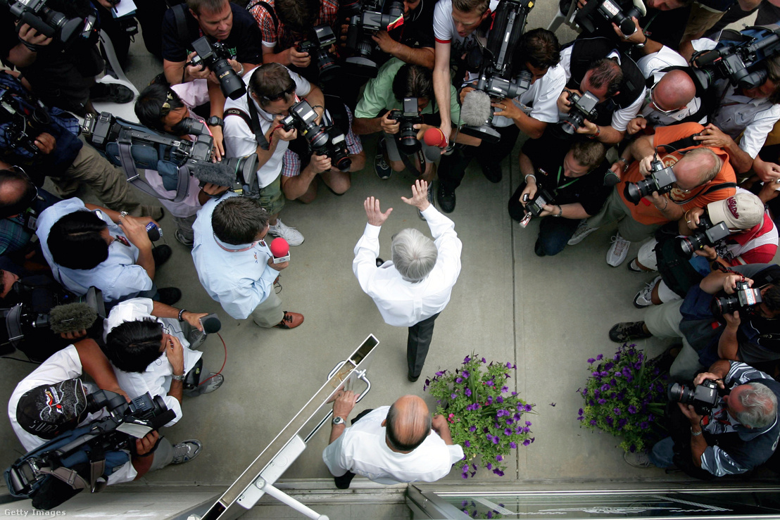 Bernie Ecclestone újságírók gyűrűjében a botrány kirobbanása után