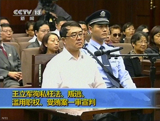 Vang Li-csün az ítélőszék előtt a kínai állami televízió felvételén