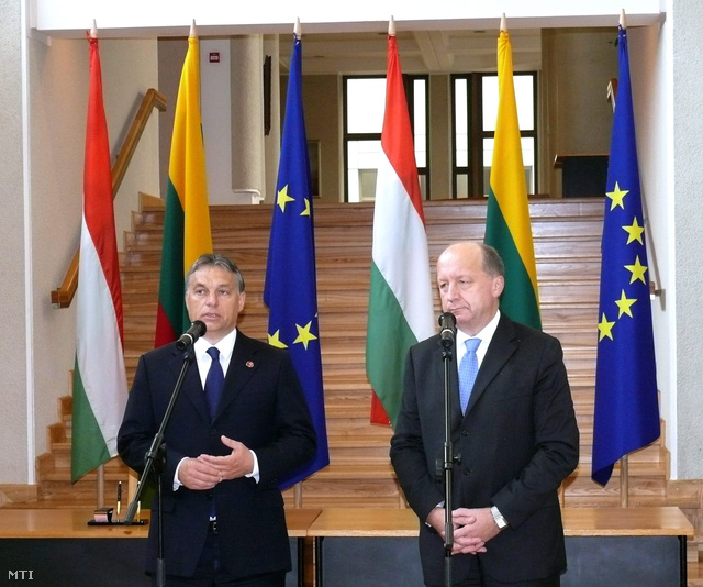 Orbán Viktor miniszterelnök (b) és Andrius Kubilius litván kormányfő megbeszélésüket követően közös sajtótájékoztatót tartanak a vilniusi miniszterelnöki hivatalban