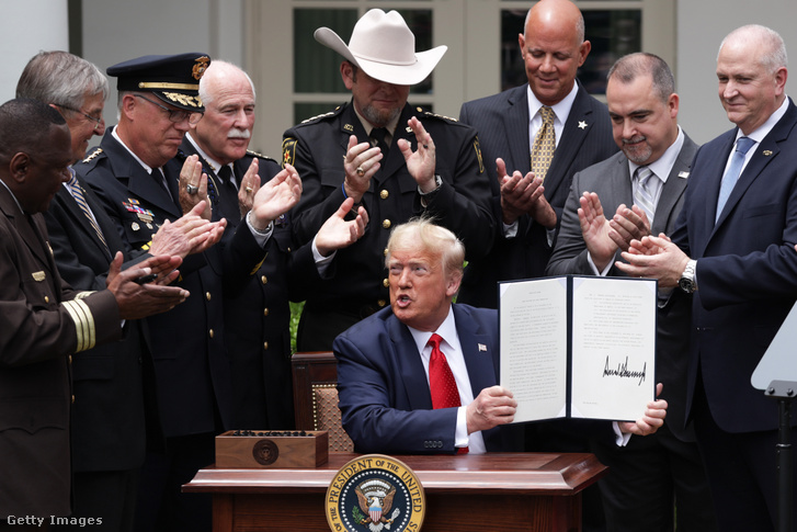 A rendőrség képviselői tapsolnak, miután Donald Trump amerikai elnök aláírta a rendőrségi reformról szóló elnöki rendeletet a washingtoni Fehér Ház Rózsakertjében 2020. június 16-án.