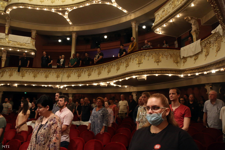 A Miskolci Nemzeti Színház társulatának tagjai a távolságtartási szabályok betartásával hallgatják a színház évadzáróját