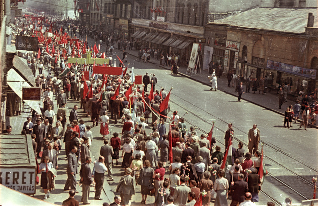 Május 1-i felvonulás a Kossuth Lajos utcában, 1954