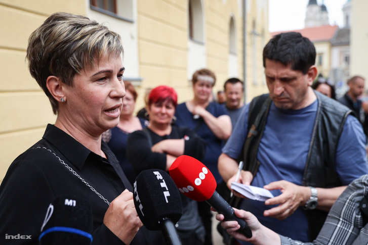 Az áldozat édesanyja nyilatkozik a sajtónak